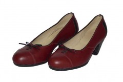 Burgundy women's shoe with small bow detail 2 1/2" heel