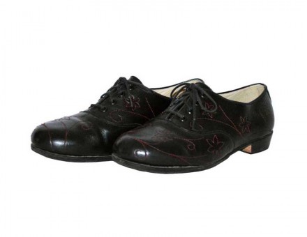 "Flower Oxford" Black women's Oxford shoe with red floral stitching